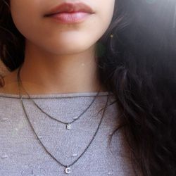 03-186008 Colgante mujer muy extremado inicial grande de oro blanco con diamantes