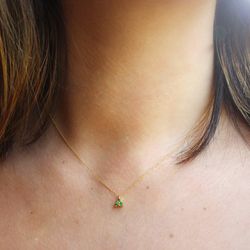 03-196024E Colgante mujer discreto de oro 18k MINI con cadena y tres esmeraldas