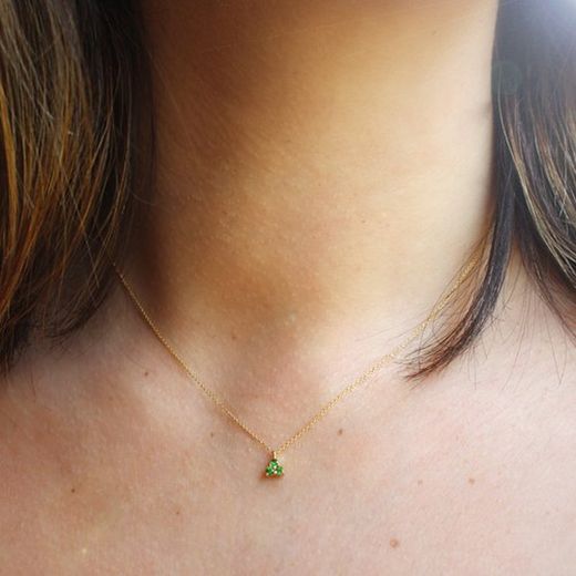 03-196024E Colgante mujer discreto de oro 18k MINI con cadena y tres esmeraldas