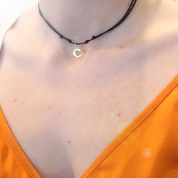 04-152952G Colgante mujer cordón de cuero inicial de oro con brillante