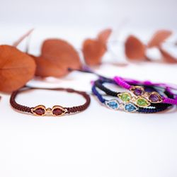 05-001038 Pulsera de mujer oro de ley con piedra de color y diamante central cuerda de macramé autoajustable