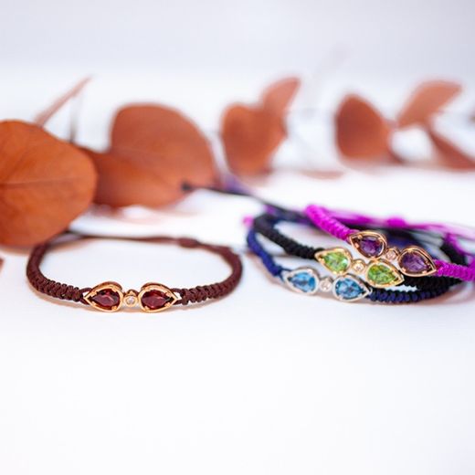 05-001038 Pulsera de mujer oro de ley con piedra de color y diamante central cuerda de macramé autoajustable