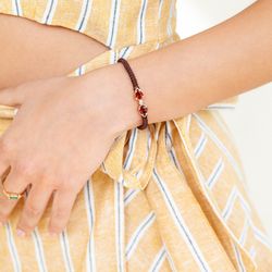 05-001038 Pulsera de mujer oro de ley con piedra de color y diamante central cuerda de macramé autoajustable