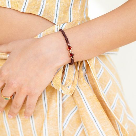 05-001038 Pulsera de mujer oro de ley con piedra de color y diamante central cuerda de macramé autoajustable