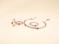 05-001086 Pulsera rígida mujer de oro 18k con rubíes y diamantes, muy fina, discreta y elegante