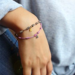 05-142247 Pulsera de macramé con inicial de oro super fina y elegante muy llevadera, muy fácil para el ajuste