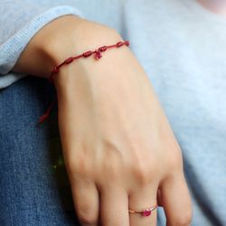 05-173337 Pulsera para mujer de macramé tres colores autoajustable con montura de oro amarillo de ley y esmeralda