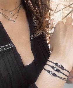 05-183371 Pulsera para mujer elegante de macramé con inicial hecha a mano de oro blanco y diamantes engastados a mano en pave