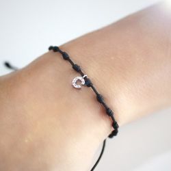 05-183371 Pulsera mujer autoajustable de macramé con inicial de oro blanco hecha a mano y diamantes montados con pave