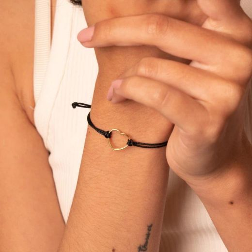 05-19W3389CZ Pulsera corazón en oro 18K y cordón de macramé autoajustable