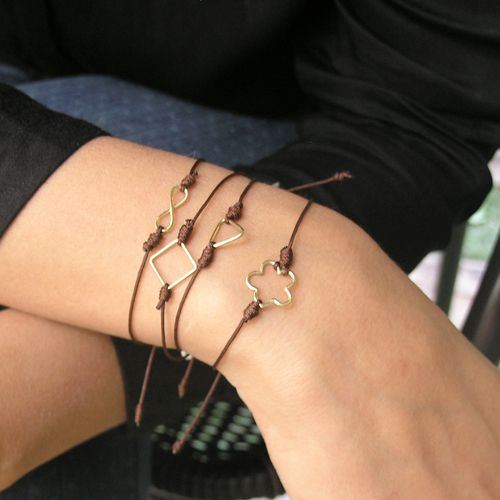 05-19W3389I Pulsera de oro 18k con símbolo infinito con macramé autoajustable