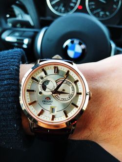 Reloj Orient de hombre automático 147-FET0P004W0 Indicador del día de la semana y calendario, indicador del sol y luna.