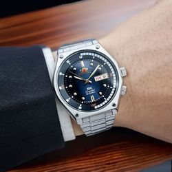 Reloj Orient de hombre mecánico 147-RA-AA0B03L39B esfera color azul-negro degradado