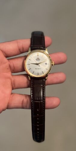 147-RA-AC0028S30B Reloj Orient Bambino automático de hombre bonito y elegante, calendario con correa de piel resistente al agua 30 metros (3atm)