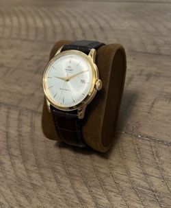 147-RA-AC0028S30B Reloj Orient Bambino automático de hombre bonito y elegante, calendario con correa de piel resistente al agua 30 metros (3atm)