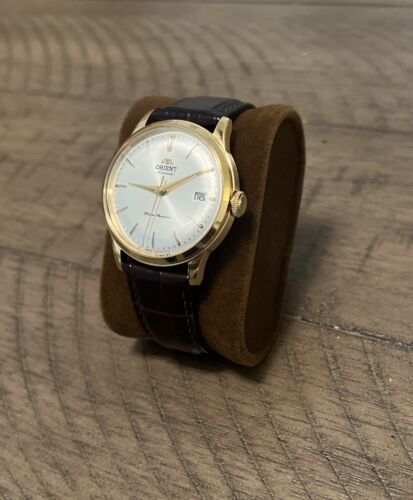 147-RA-AC0028S30B Reloj Orient Bambino automático de hombre bonito y elegante, calendario con correa de piel resistente al agua 30 metros (3atm)