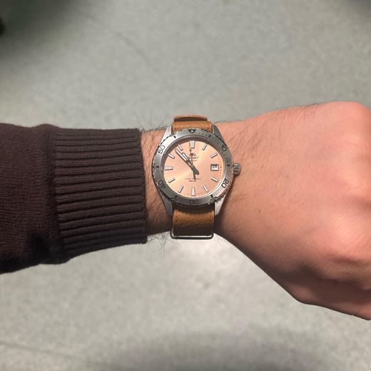 Reloj ORIENT Mako 40 147-RA-AC0Q05P10B unisex automático esfera color Salmón