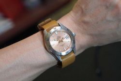 Reloj ORIENT Mako 40 147-RA-AC0Q05P10B unisex automático esfera color Salmón