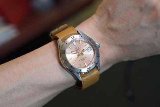 Reloj ORIENT Mako 40 147-RA-AC0Q05P10B unisex automático esfera color Salmón