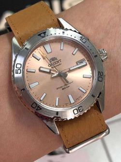 Reloj ORIENT Mako 40 147-RA-AC0Q05P10B unisex automático esfera color Salmón