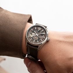 149-RE-AV0139Y00B Reloj Orient Star automático de hombre, cristal zafiro anti-reflejos, segundero, reserva de carga 50H, resistencia al agua 100 metros (10atm)