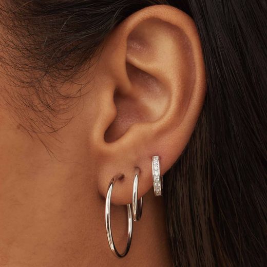 22-A25 Pendientes Aros lisos en oro blanco de 18 K. Diámetro interior de 20mm y grosor 2mm