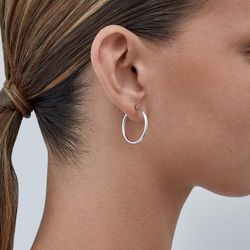 22-A25 Pendientes Aros lisos en oro blanco de 18 K. Diámetro interior de 20mm y grosor 2mm