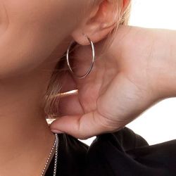 22-A40 Pendientes aros lisos de mujer en oro blanco de 18K ideales para todas las ocasiones