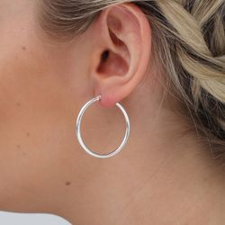 22-A40 Pendientes aros lisos de mujer en oro blanco de 18K ideales para todas las ocasiones