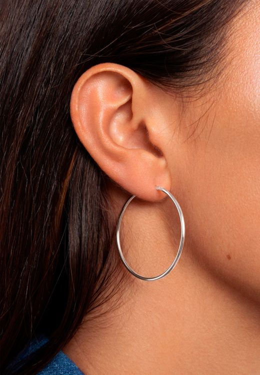 22-A50 Pendientes de oro blanco 18K modelo tubular aros lisos con cierre oculto