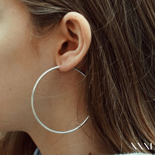 22-A60 Pendientes oro blanco 18K aros grandes lisos modernos y elegantes con cierre reforzado