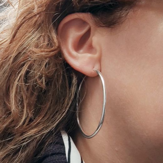22-A60 Pendientes oro blanco 18K aros grandes lisos modernos y elegantes con cierre reforzado