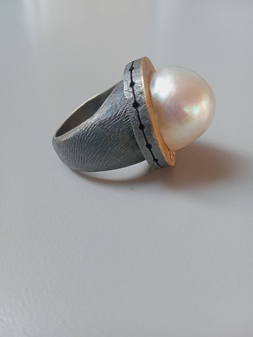 23-09 Anillo de plata, oro, diamantes y perla australiana