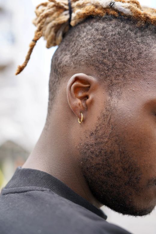 33-A202 Pendientes unisex Aros o criollas de tubo con superficie pulida en Oro de 18 Kilates