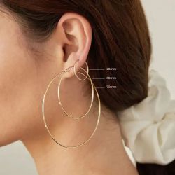 33-A252 Pendientes aros o criollas en oro 18K en forma de tubo lisos y superficie pulida