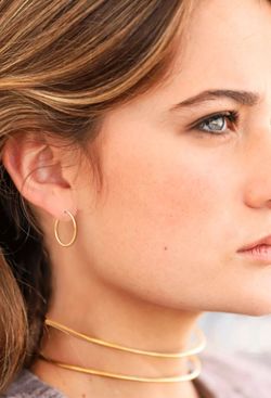 33-A252 Pendientes aros o criollas en oro 18K en forma de tubo lisos y superficie pulida