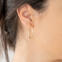 33-A302 Pendientes Aros superficie pulida en Oro de 18 Kl. Diámetro interior de 25mm y grosor 2mm.
