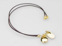 5966 Colgante de cuero chapado en oro y marfil