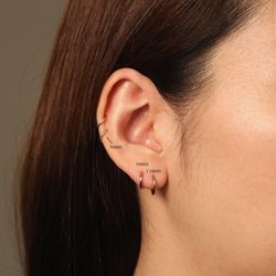 99-AE2 Pendientes oro 18K unisex en forma de aros o criollas  pequeños superficie lisa y pulida