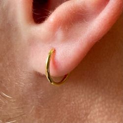 99-AE3 Pendientes unisex en oro de 18K en forma de tubo parte superficial lisa y pulida