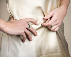 Alianza de mujer oro blanco 18k con cinco zafiros naturales