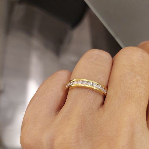 01-184020A Media alianza de oro 18k con diamantes talla brillante