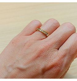 01-184020A Media alianza de oro 18k con diamantes talla brillante
