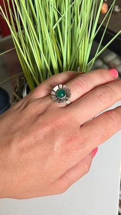 Anillo rústico de plata para mujer con piedra Jade