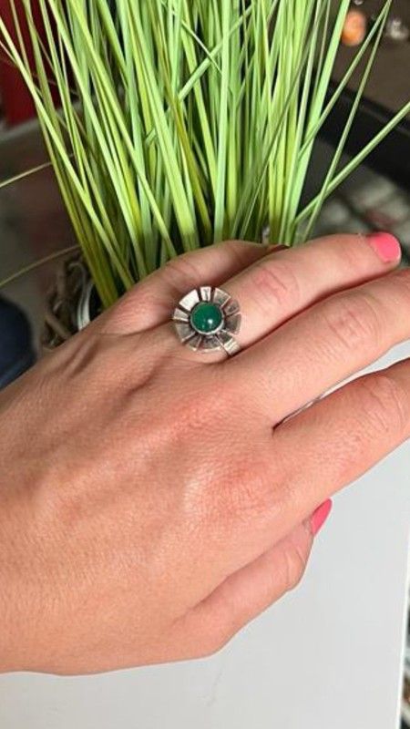 Anillo rústico de plata para mujer con piedra Jade