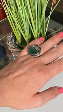 8867 Anillo macizo en plata de ley envejecida y piedra Jade