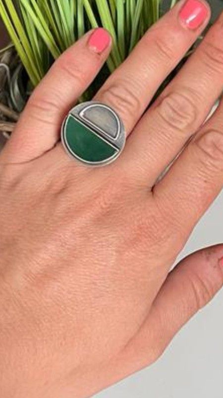 8867 Anillo macizo en plata de ley envejecida y piedra Jade