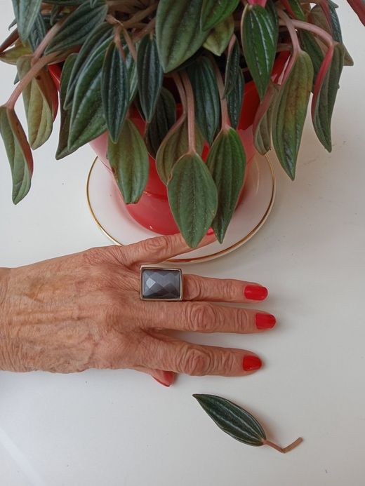33-01 Anillo de mujer de acero con piedra cuarzo facetado