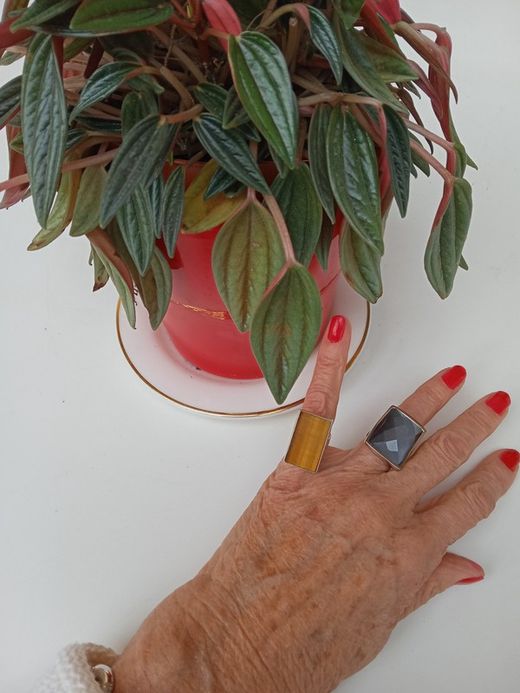 33-01 Anillo de mujer de acero con piedra cuarzo facetado