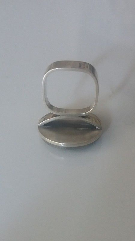 8867 Anillo macizo en plata de ley envejecida y piedra Jade